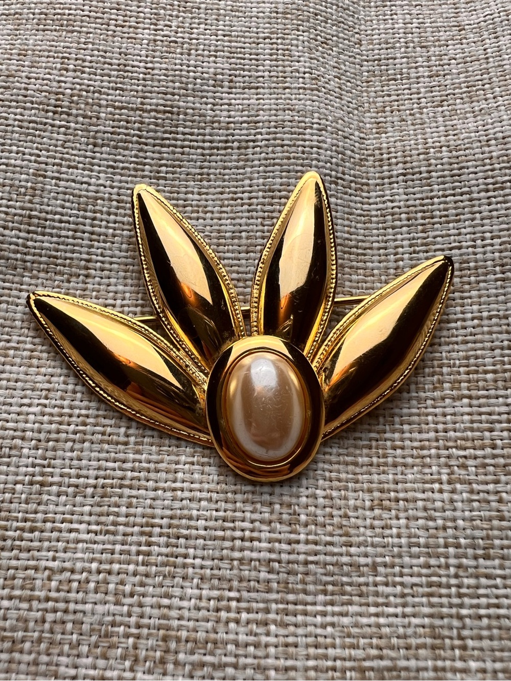 VINTAGE Retro Gold Flower Brooch with Faux Pearl